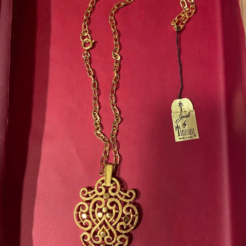 Vintage Signed CROWN TRIFARI Large Gold Tone Pendant Necklace